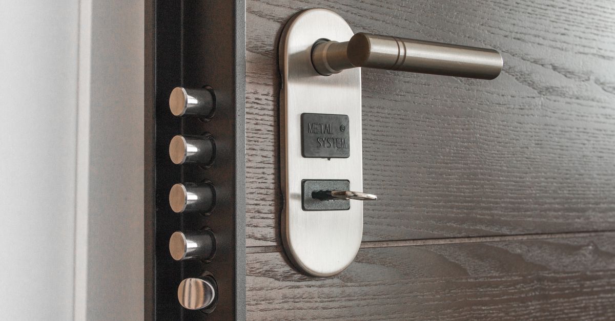 door security hardware — מנעולן בגבעתיים